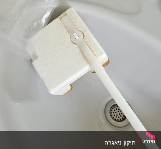 כיור עם כלי עבודה של אינסטלטור